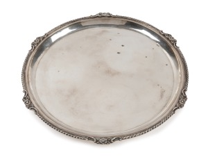 A vintage Indian silver tray with presentation inscription verso, 20th century, 28cm wide, 415 grams.