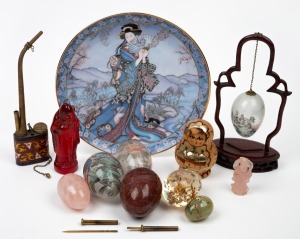 Assorted Chinese glass egg ornaments, porcelain plate, Russian babushka doll set, cloisonne opium pipe, carved pink quartz ornaments etc., (11 items), the plate 20cm diameter.