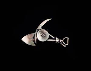 GOLD MINING BROOCH: The crossed pick and shovel with central gold pan and nugget. 9ct yellow gold. Weight 3.65 grams.