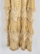 An antique dress, pleated silk and fine cotton with mother of pearl buttons, 19th/20th century. - 3