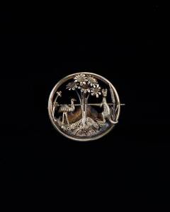 GOLD BROOCH: The pierced oval brooch with kangaroo and emu amongst foliage and grasstree. Unsigned. Length 3cm. Width 2.5cm. Weight 4.5 grams. Tests as 18ct