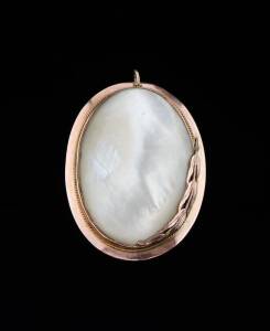 BROOCH: The oval mother of pearl panel set in rose gold frame with aplied gumleaf decoration. &nbsp;Provenance: Private collection Ballarat