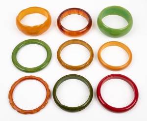 Nine assorted coloured vintage plastic and bakelite bangles, 20th century.