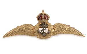 A WW2 King George VI crown ROYAL NAVY AIR ARM 9ct gold and enamel sweetheart brooch, circa 1940, 5cm wide, 5,1 grams.