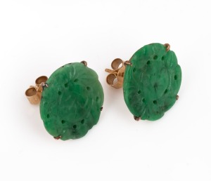 A pair of carved jade earrings, set in yellow gold, early 20th century, 1.5cm diameter.