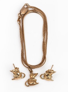 A vintage 9ct gold necklace with mouse pendant and matching earrings, 20th century, the chain 43cm long, 3.7 grams total.