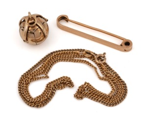 A vintage 9ct gold chain, a 9ct gold bar brooch and a gold plated pendant, (3 items), 7.1 grams gold weight.