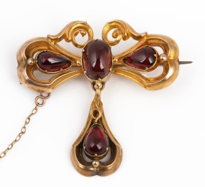 An antique 15ct gold brooch, set with cabochon garnets, 19th/20th century, 4cm high, 6.3 grams.