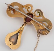 An antique 15ct gold brooch, set with cabochon garnets, 19th/20th century, ​​​​​​​4cm high, 6.3 grams. - 2