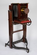 KODAK: "Studio Camera No. 1 10 x 8" large format studio camera, late-19th/early-20th century, plate dimensions 16.5 x 21.5cm, Taylor-Hobson Cooke Portrait Anastigmat Series IIB 20" f4.5 brass lens [#189261] with cap, intact black bellows, on adjustable ti - 2