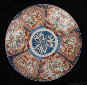 An antique Japanese Imari porcelain charger, Meiji period, 19th century, 47cm diameter.