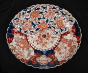 An antique scalloped and lobed Imari porcelain platter, 19th century, 34cm wide.