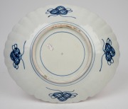 An antique scalloped and lobed Imari porcelain platter, 19th century, 34cm wide. - 3