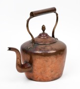 An antique English copper kettle, 19th century, ​​​​​​​32cm high, 33cm wide.