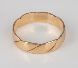 An 14ct gold wedding band, 20th century, 4 grams.