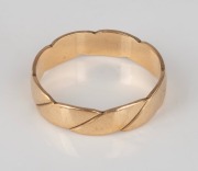 An 14ct gold wedding band, 20th century, ​​​​​​​4 grams.