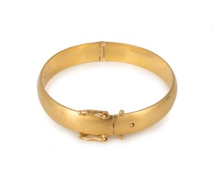 A vintage solid cast 18ct yellow gold bangle, 20th century, stamped "750", an impressive 51 grams.