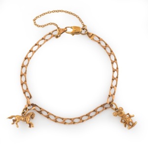 A vintage 9ct gold bracelet with two charms, 20th century, stamped "375", 8.4 grams total.