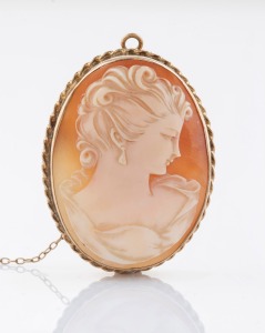 A 9ct gold mounted cameo necklace, retailed by RODD, early to mid 20th century, stamped "9ct, Rodd", 4cm high overall, 10.3 grams total including shell cameo.