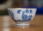 Antique English blue and white porcelain tea ware, comprising of a teapot (no lid), sparrow beak jug, teacups, tea bowls, saucers and bowl, mixed condition, 18th/19th century, (18 items), the teapot 14cm high. - 2