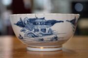 Antique English blue and white porcelain tea ware, comprising of a teapot (no lid), sparrow beak jug, teacups, tea bowls, saucers and bowl, mixed condition, 18th/19th century, (18 items), the teapot 14cm high. - 8