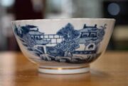 Antique English blue and white porcelain tea ware, comprising of a teapot (no lid), sparrow beak jug, teacups, tea bowls, saucers and bowl, mixed condition, 18th/19th century, (18 items), the teapot 14cm high. - 9