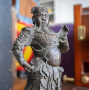 An antique Chinese cast bronze statue of Guan Gong (Han Dynasty general and revered God of War), ​​​​​​​34cm high. - 9