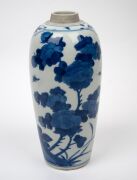 An antique Chinese blue and white porcelain vase, Kangxi period, 17th/18th century, remains of collection sticker and inventory number to base, 25cm high. - 7