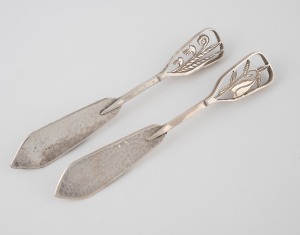 Two vintage Australian silver p&acirc;t&eacute; knives with wildflower decoration, 20th century, 10cm long, 25 grams total.