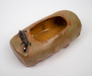 L.M. MARTYN brown and green glazed pottery trough with applied lizard decoration, incised "L.M. MARTYN, A.T.C. 1949", 7.5cm high, 20.5cm wide.