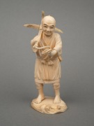 An antique Japanese carved ivory okimono of a sailor carrying an anchor, Meiji period, 19th/20th century, ​​​​​​​12cm high. - 2