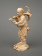 An antique Japanese carved ivory okimono of a sailor carrying an anchor, Meiji period, 19th/20th century, ​​​​​​​12cm high. - 3