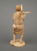 An antique Japanese carved ivory okimono of a sailor carrying an anchor, Meiji period, 19th/20th century, ​​​​​​​12cm high. - 4