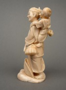 An antique Japanese carved ivory okimono of a man carrying a child, Meiji period, 19th/20th century, ​​​​​​​12.5cm high. - 4