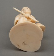 An antique Japanese carved ivory okimono of a man carrying a child, Meiji period, 19th/20th century, ​​​​​​​12.5cm high. - 5