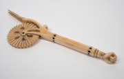 An antique carved whalebone jagging wheel pie crimper with carved fist finial, 18th/19th century, ​​​​​​​18.5cm long. - 3