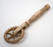 An antique carved whalebone jagging wheel pie crimper with turned handle, 19th century, ​​​​​​​14.5cm long. - 3
