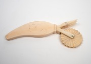 An antique carved whale's tooth jagging wheel pie crimper, 19th century, ​​​​​​​16cm long. - 2