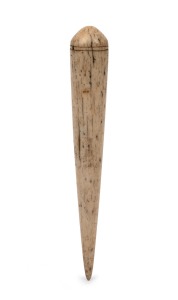 An antique turned whalebone fid, 19th century, 17cm long. PROVENANCE: Gonsalves Collection, Mossgreen Auctions.