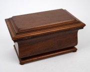 An antique mahogany tea caddy fitted with two lidded compartments with ivory knobs, 19th century, ​​​​​​​16cm high, 29.5cm wide, 19cm deep. - 4