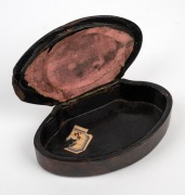 An antique papier-m&acirc;ch&eacute; pocket snuff box with hand-painted miniature top, early to mid 19th century, ​​​​​​​8.5cm wide. - 2