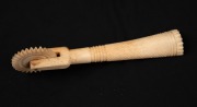 An antique carved bone jagging wheel pie crimper, 19th century, 16cm long. - 2