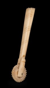 An antique carved whalebone jagging wheel pie crimper, 19th century, 16cm long. PROVENANCE: The Gonsalves Collection, Mossgreen Auctions.