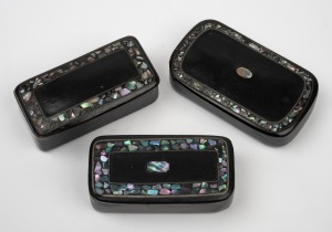 Three assorted antique English papier-mâché snuff boxes with mother of pearl inlay decoration, early to mid 19th century, the largest 7cm wide.