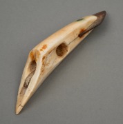 An Inuit harpoon tip, carved walrus tooth and steel, 13cm long. - 3