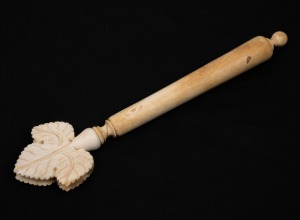 An antique marine ivory face screen handle with carved leaf decoration, 18th/19th century, ​​​​​​​23.5cm high.