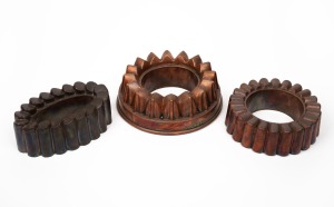 Three antique copper jelly mould rings, 19th century, the largest 6cm high, 18.5cm diameter.