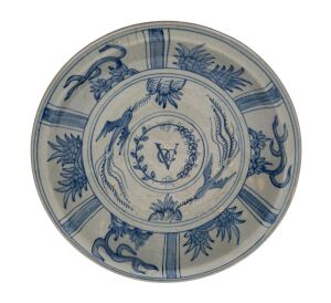 V.O.C. Dutch East India Company antique Japanese porcelain charger, Nagasaki, circa 1690, 36cm diameter.