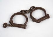 HIATT antique handcuffs with original key, stamped "Hiatt No. 33", 19th century, 24cm long. - 2