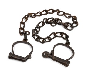 HIATT convict period chain gang handcuffs with long work party chain and key, 19th century, stamped "Hiatt, British Made", 98cm long overall.